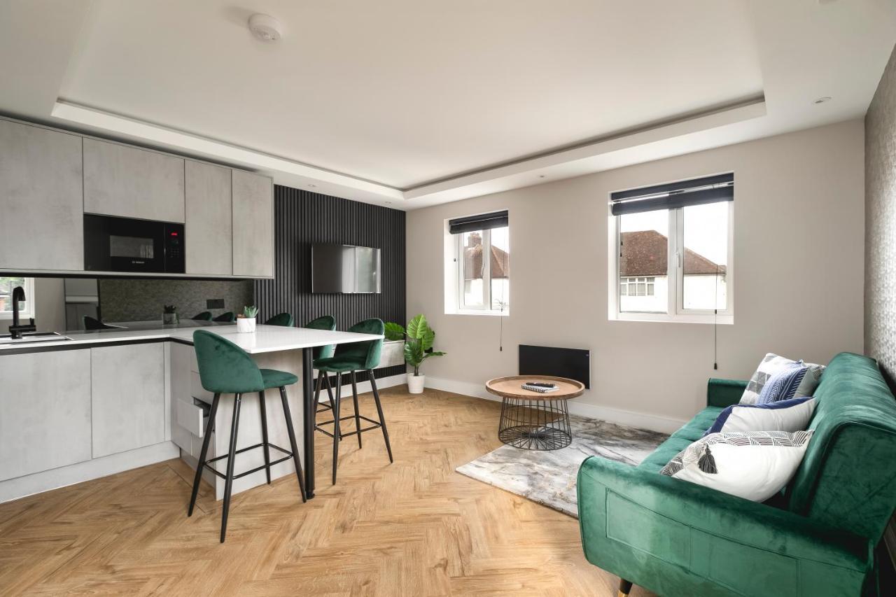Skyvillion - Cozy Large 4 & 1 Bed Apartments In London Enfield, Mins To Tube Station, Free Wi-Fi Экстерьер фото