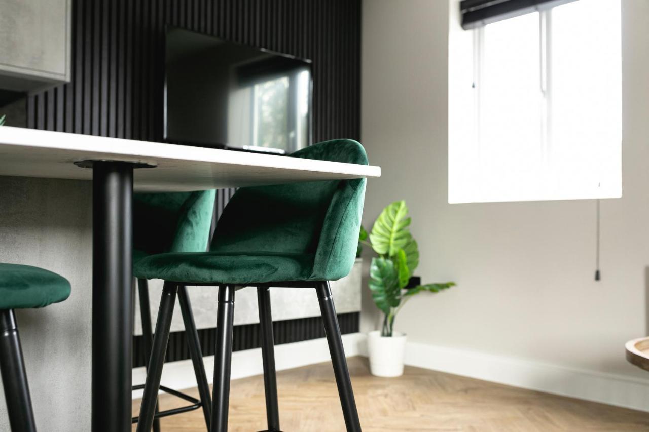 Skyvillion - Cozy Large 4 & 1 Bed Apartments In London Enfield, Mins To Tube Station, Free Wi-Fi Экстерьер фото