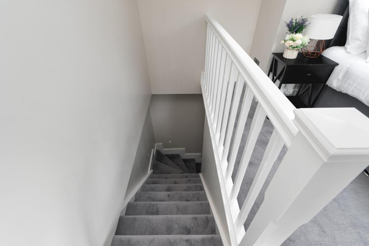 Skyvillion - Cozy Large 4 & 1 Bed Apartments In London Enfield, Mins To Tube Station, Free Wi-Fi Экстерьер фото