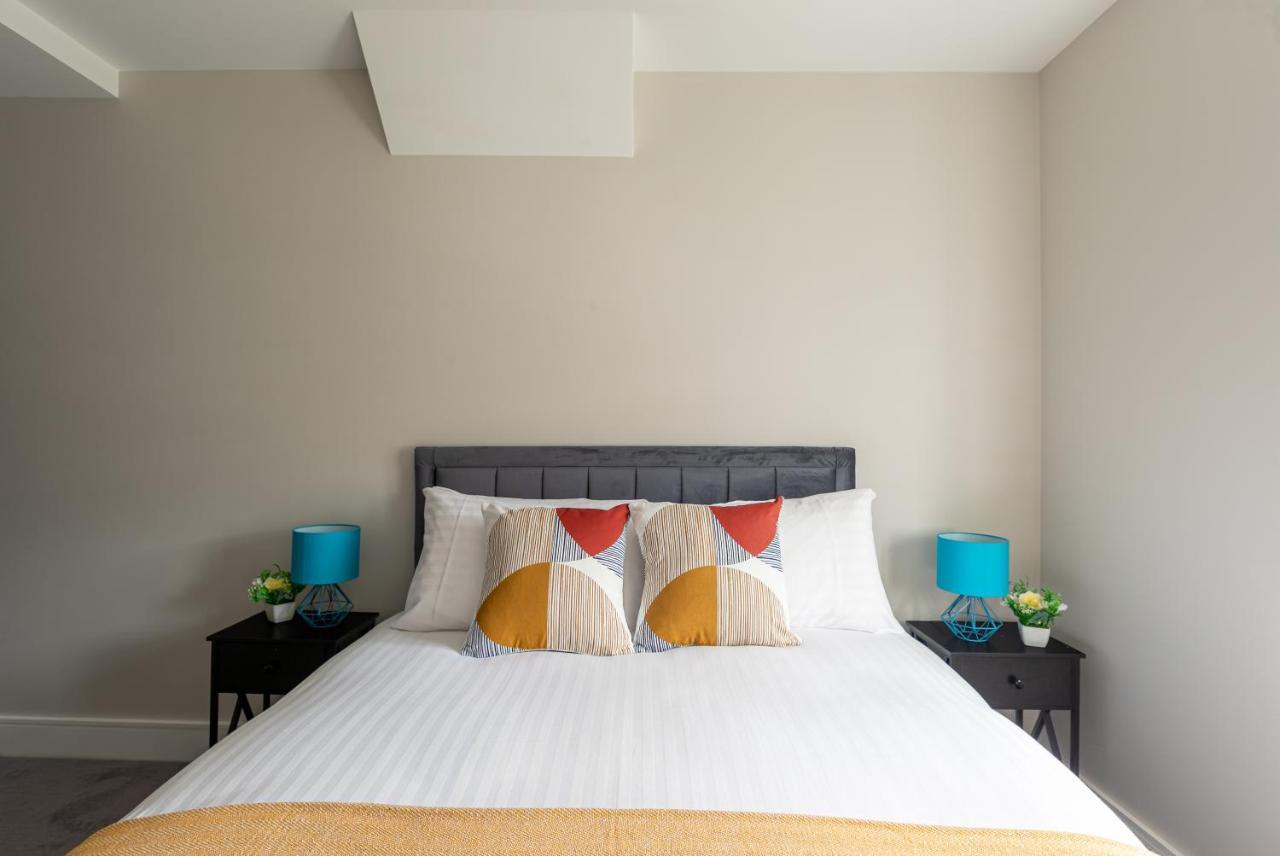 Skyvillion - Cozy Large 4 & 1 Bed Apartments In London Enfield, Mins To Tube Station, Free Wi-Fi Экстерьер фото