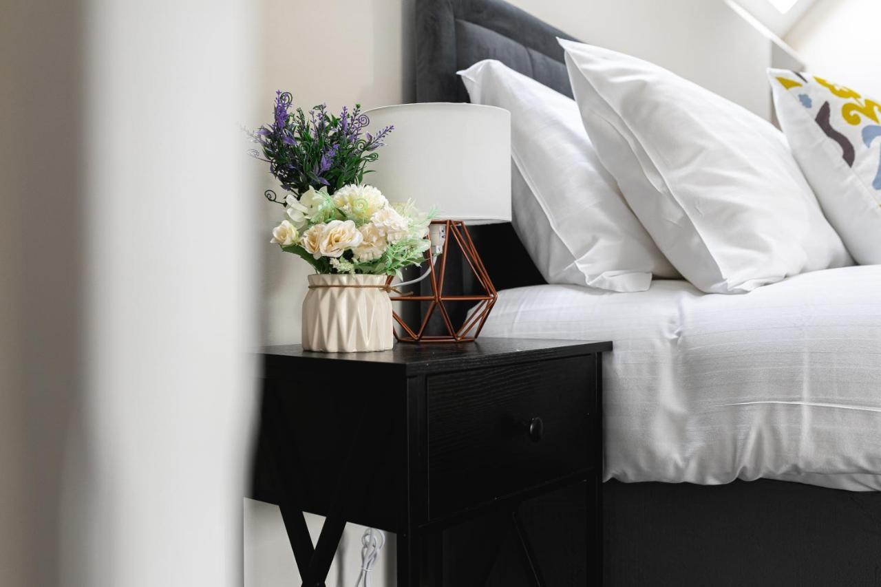 Skyvillion - Cozy Large 4 & 1 Bed Apartments In London Enfield, Mins To Tube Station, Free Wi-Fi Экстерьер фото