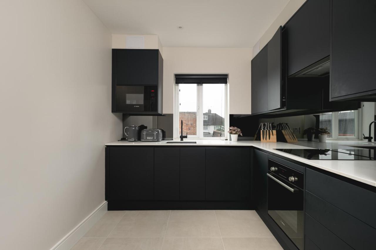 Skyvillion - Cozy Large 4 & 1 Bed Apartments In London Enfield, Mins To Tube Station, Free Wi-Fi Экстерьер фото