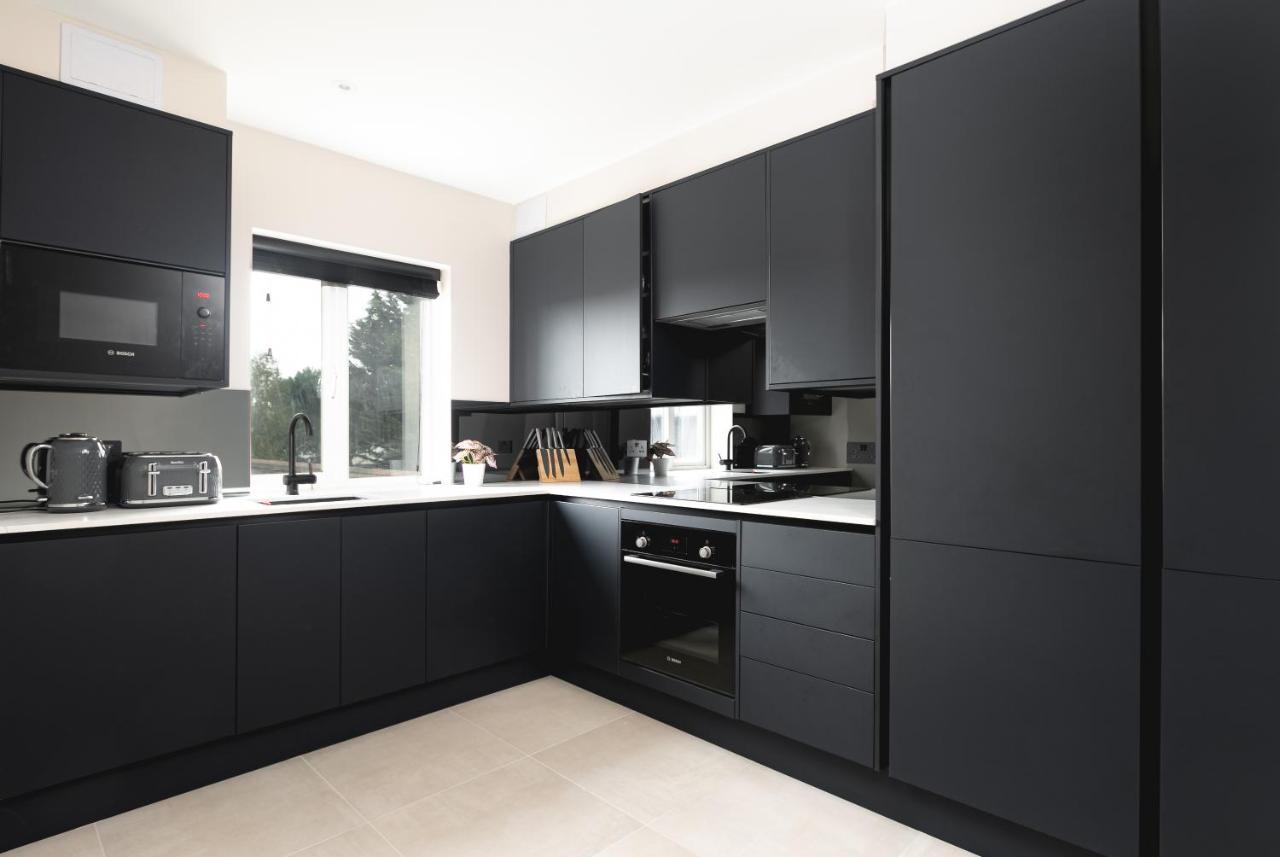Skyvillion - Cozy Large 4 & 1 Bed Apartments In London Enfield, Mins To Tube Station, Free Wi-Fi Экстерьер фото