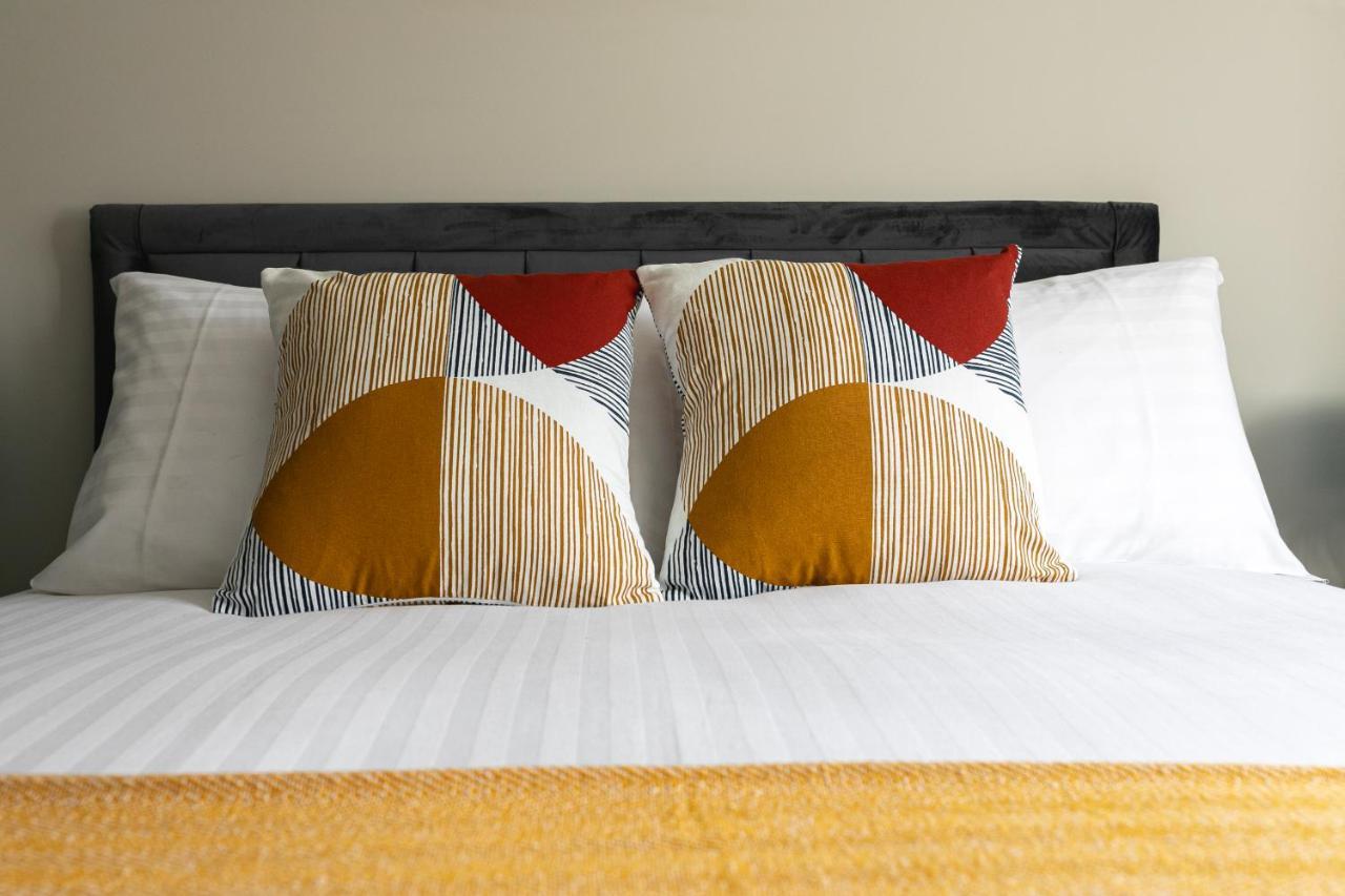 Skyvillion - Cozy Large 4 & 1 Bed Apartments In London Enfield, Mins To Tube Station, Free Wi-Fi Экстерьер фото